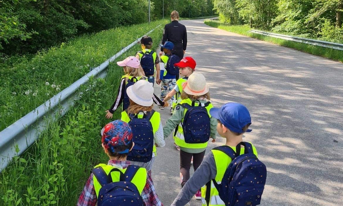 Barnen på promenad